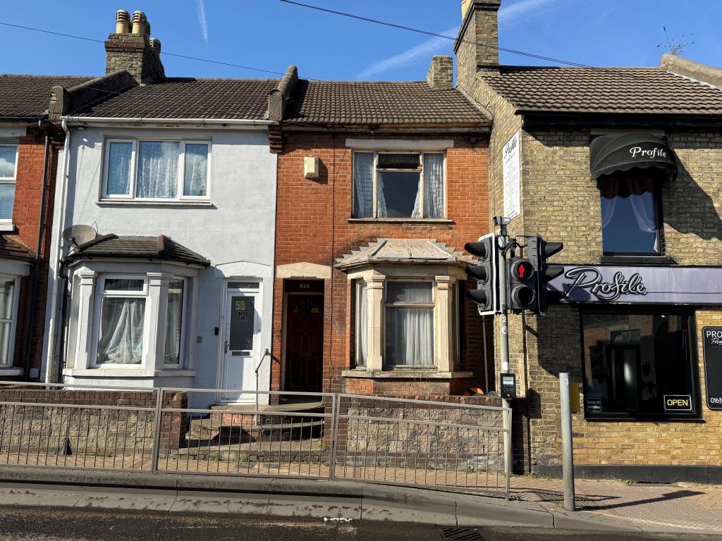 Lot: 138 - HOUSE FOR COMPLETE REFURBISHMENT - Mid-terrace house